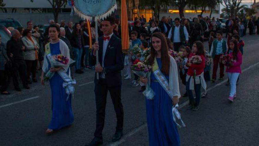 Diferentes momentos de la ofrenda de flores que celebraron ayer las pedanías de Perleta y Maitino.