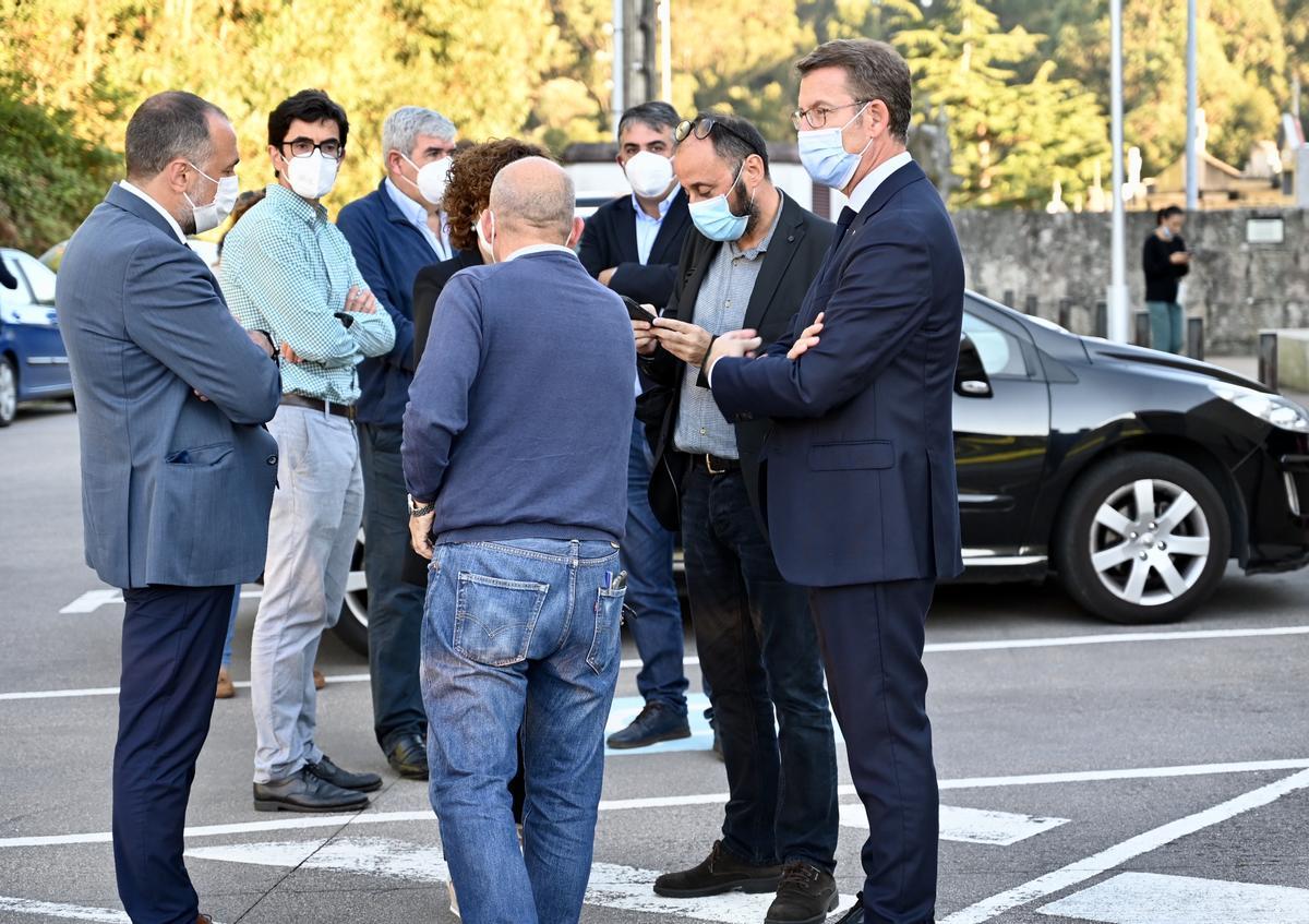 Feijóo con el conselleiro de Sanidade, Julio García Comesaña (izda.), en el tanatorio en Bueu.