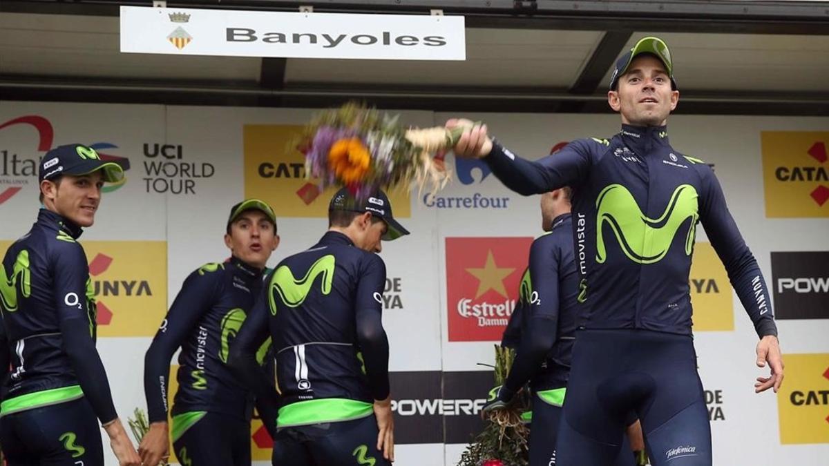 El equipo Movistar celebra la victoria en la segunda etapa de la Volta