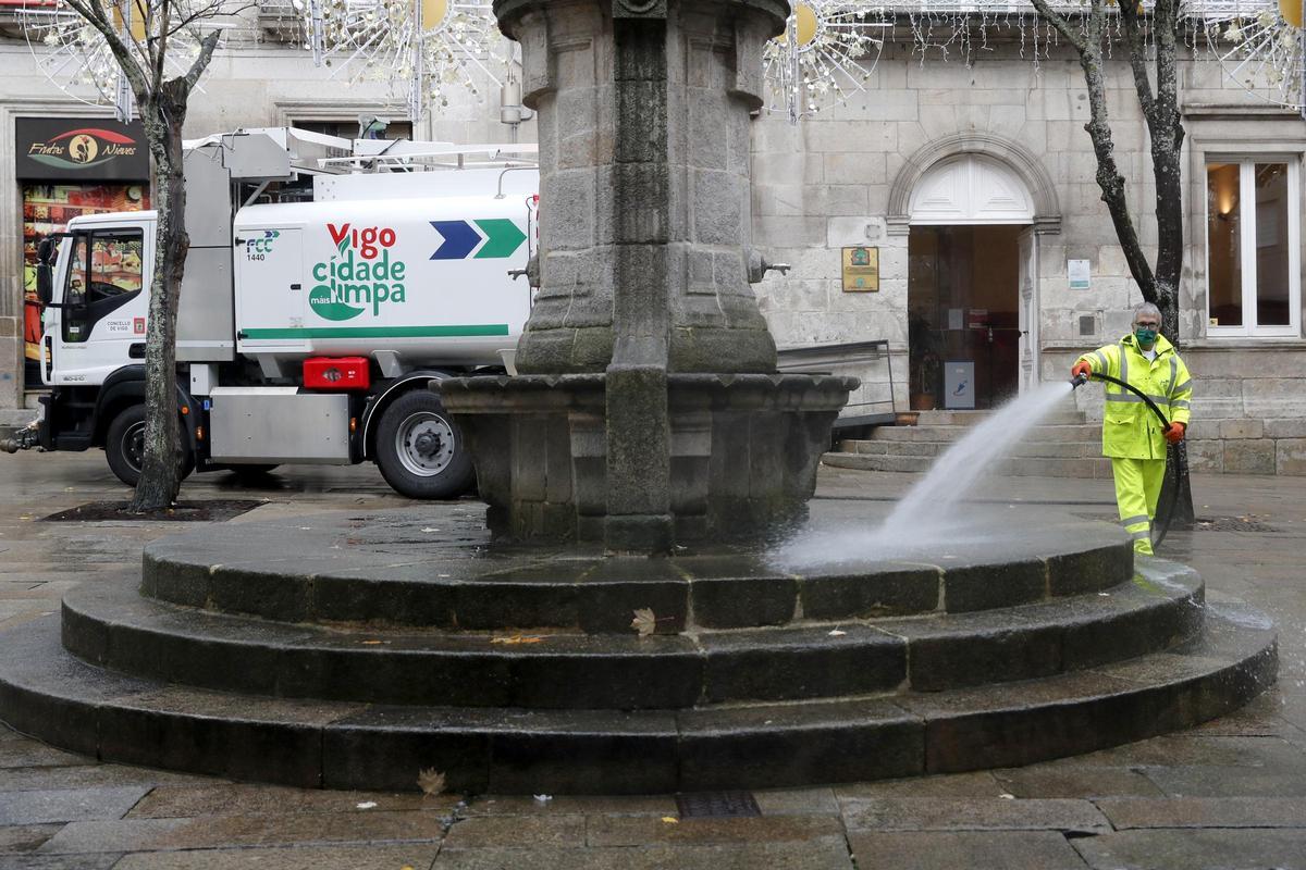 Baldeo con camión GNC para repasar a limpeza nas rúas do Casco Vello.