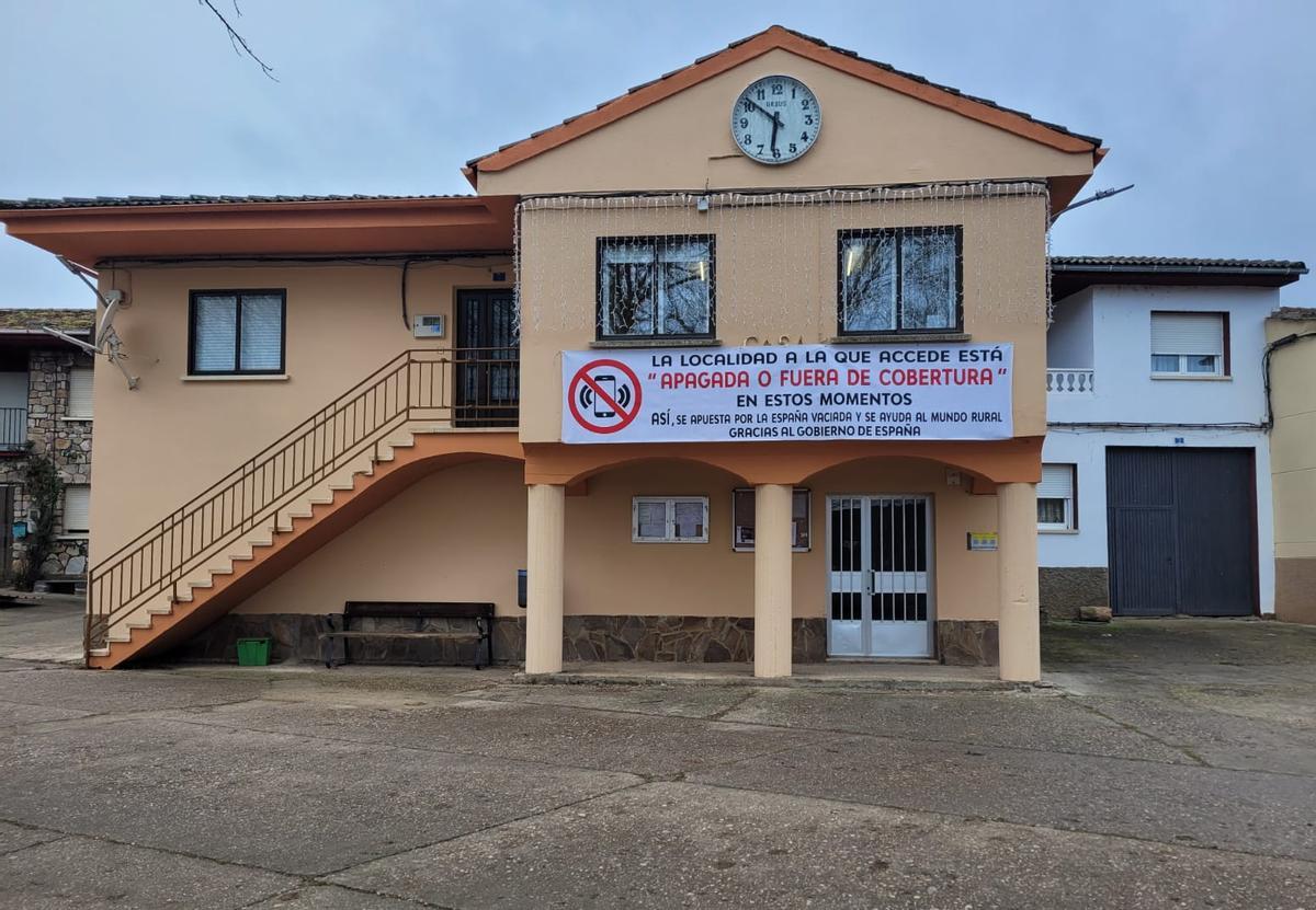 Un pueblo alistano con un cartel denunciando la falta de cobertura