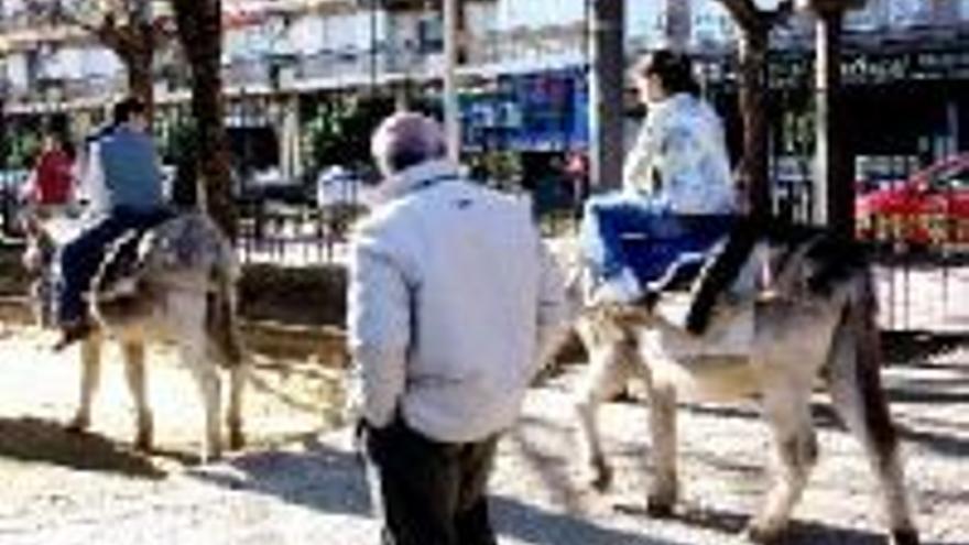 Los niños moralos montan en burro en el parque municipal tras entregar su carta a los pajes reales