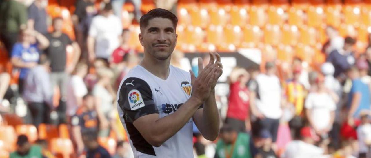 Carlos Soler i José Luis Gayà aplaudeixen a la graderia de Mestalla en finalitzar el partit de dissabte contra el Celta de Vigo (2-0) | J.M. LÓPEZ