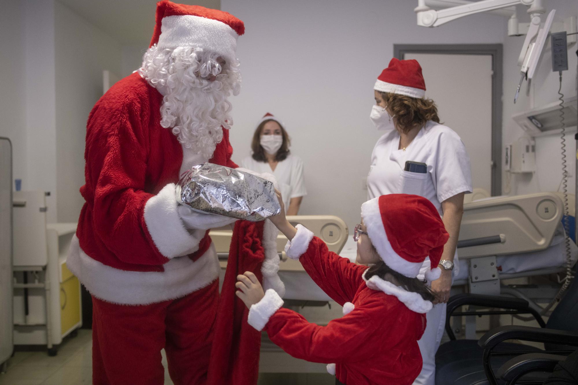 La ilusión navideña no falta en el hospital.