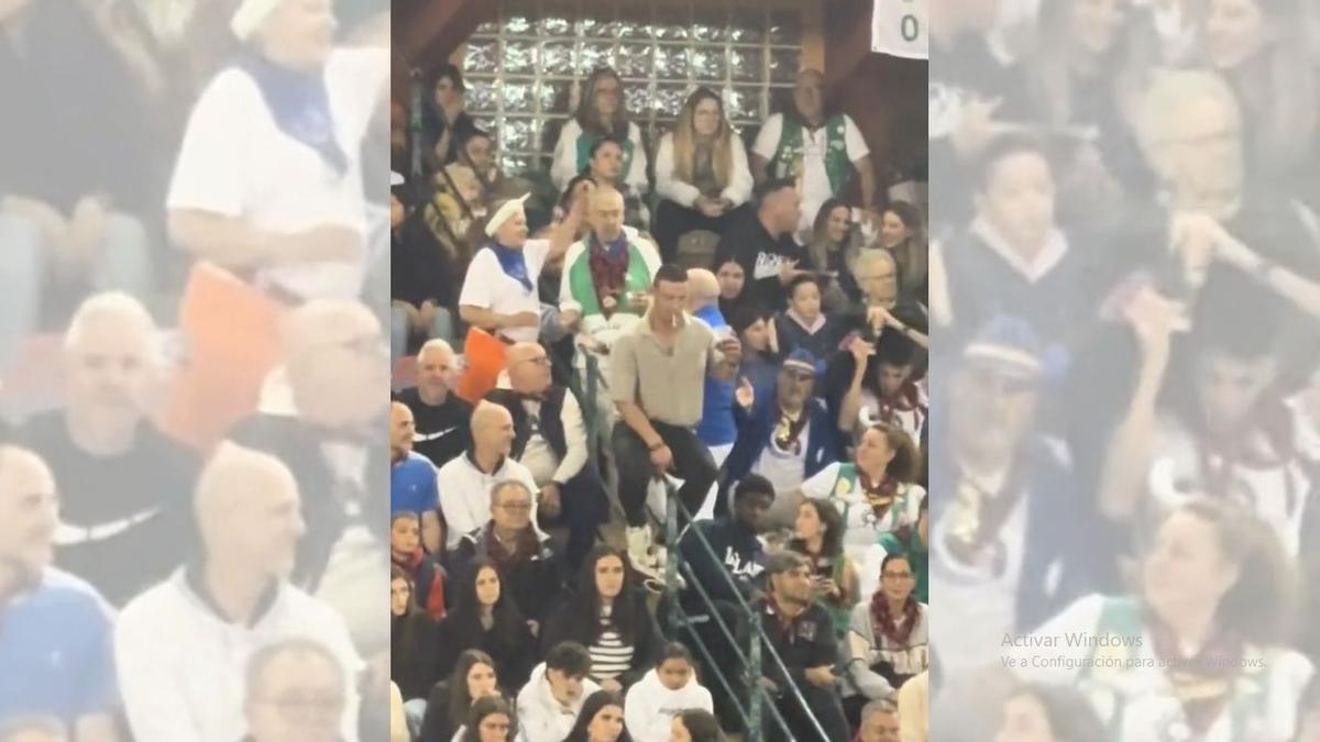 El divertido descenso de un joven en las vaquillas de Zaragoza sin derramar una gota