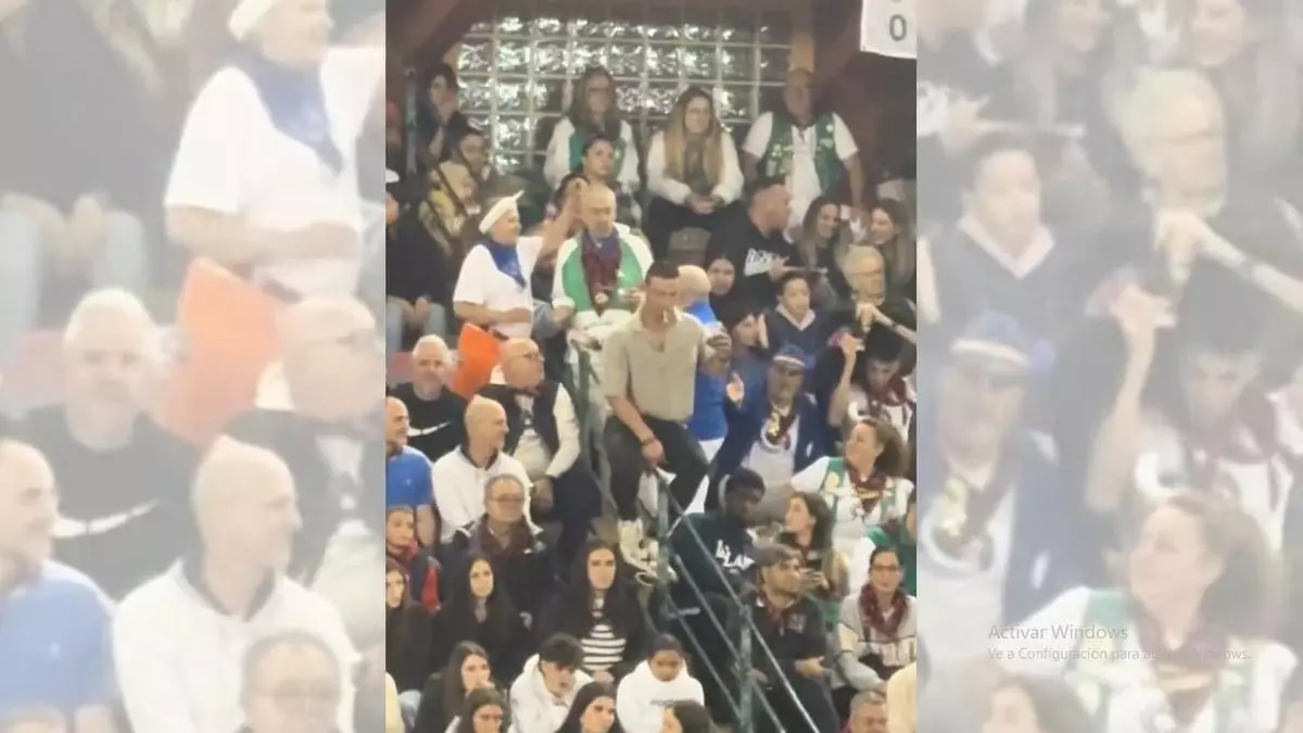 El divertido descenso de un joven en las vaquillas de Zaragoza sin derramar una gota