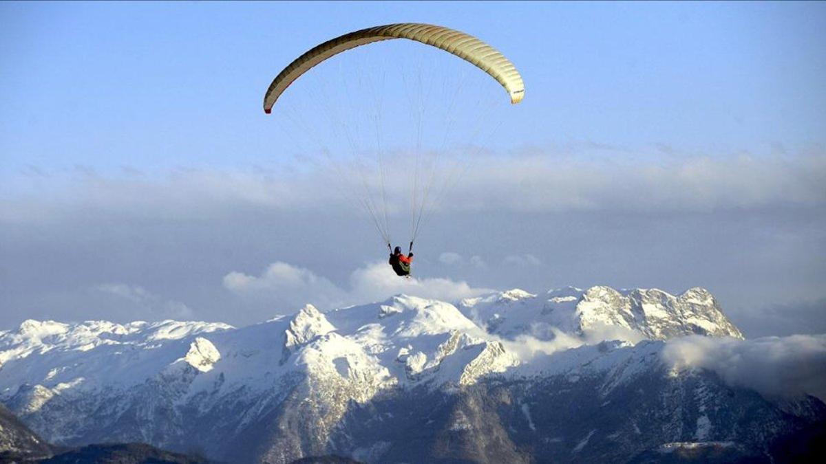 Un parapentista español sigue perdido en el Himalaya