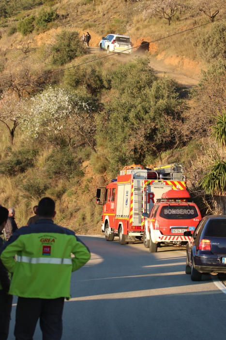 Dispositivo de rescate para el niño de dos años que ha caído por un pozo de 150 metros en Totalán.