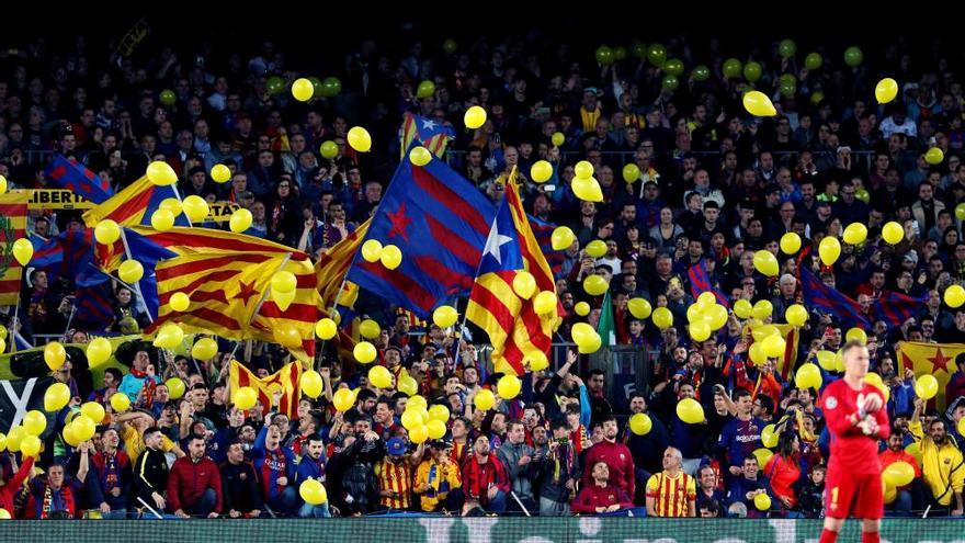 Els aficionats inunden el Camp Nou amb globus grocs