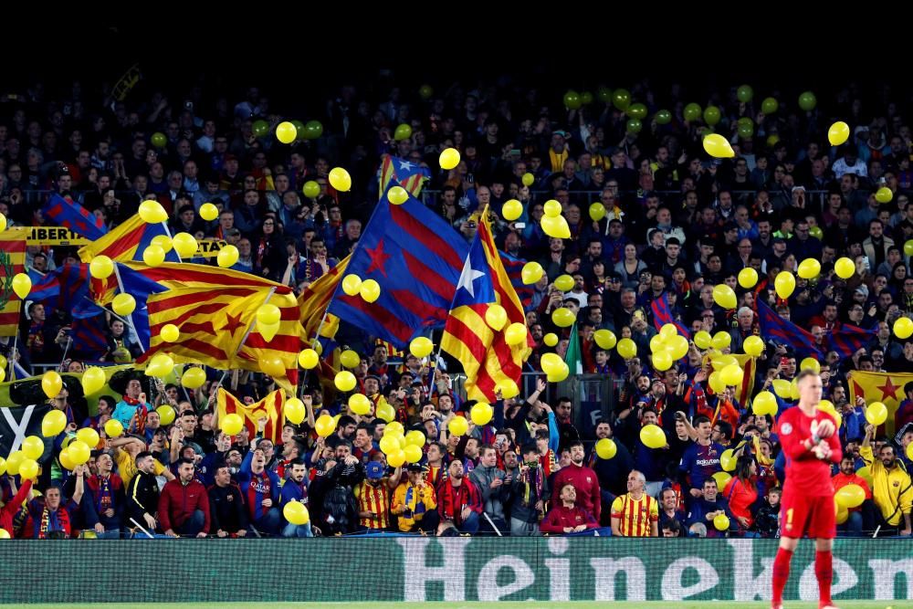 Globus grocs al Camp Nou.