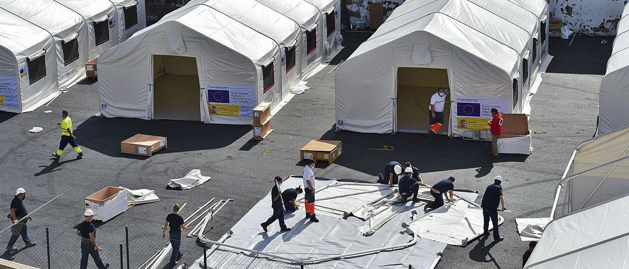 Un sector del acuartelamiento Canarias 50 en plenos trabajos para ponerlo a punto para la acogida de migrantes. |