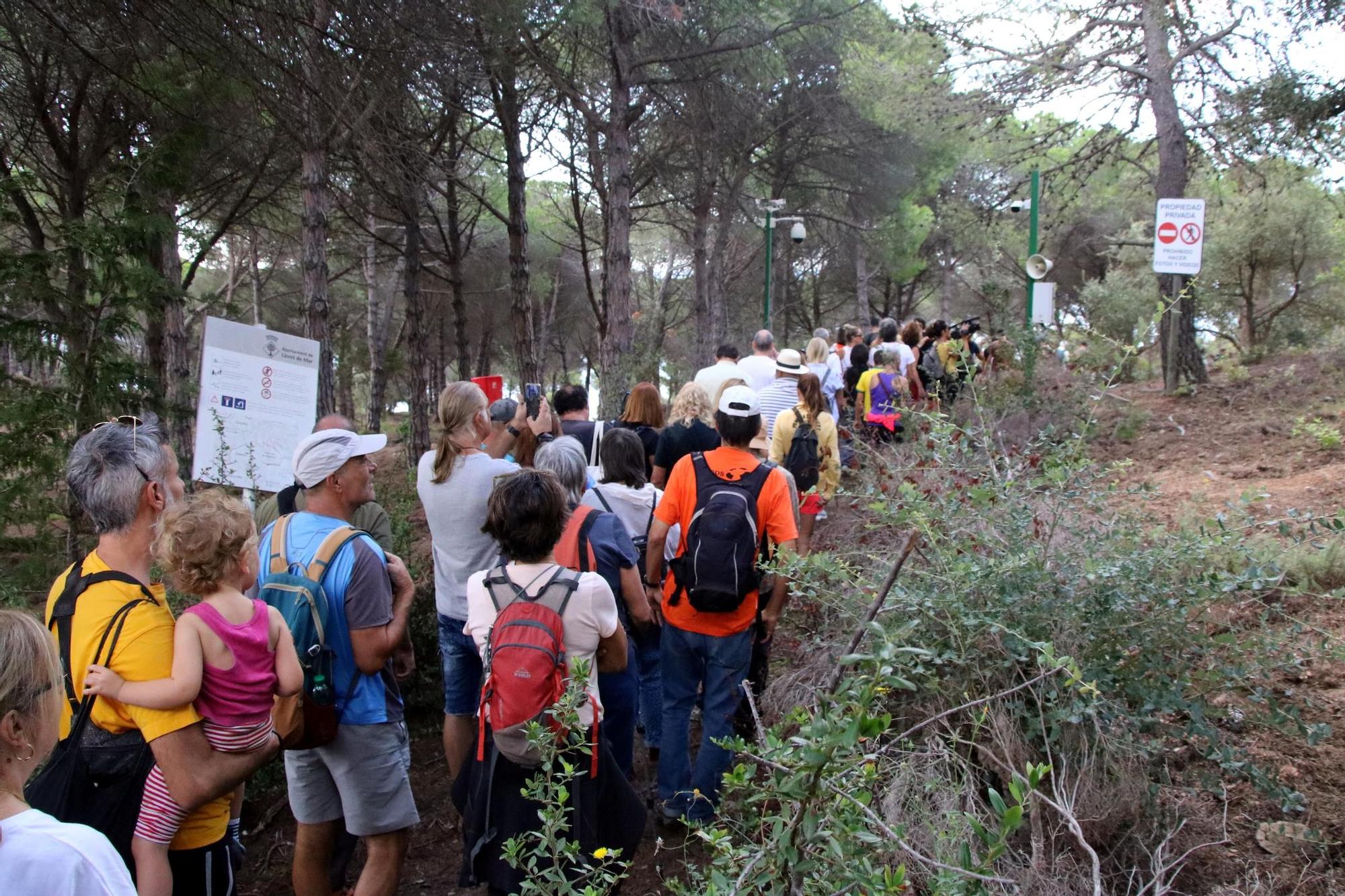 Els activistes han demanat la reobertura del camí de ronda al seu pas per Can Juncadella