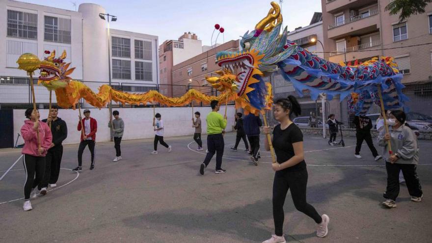 Los jóvenes toman el mando de los dragones en el Año Nuevo Chino