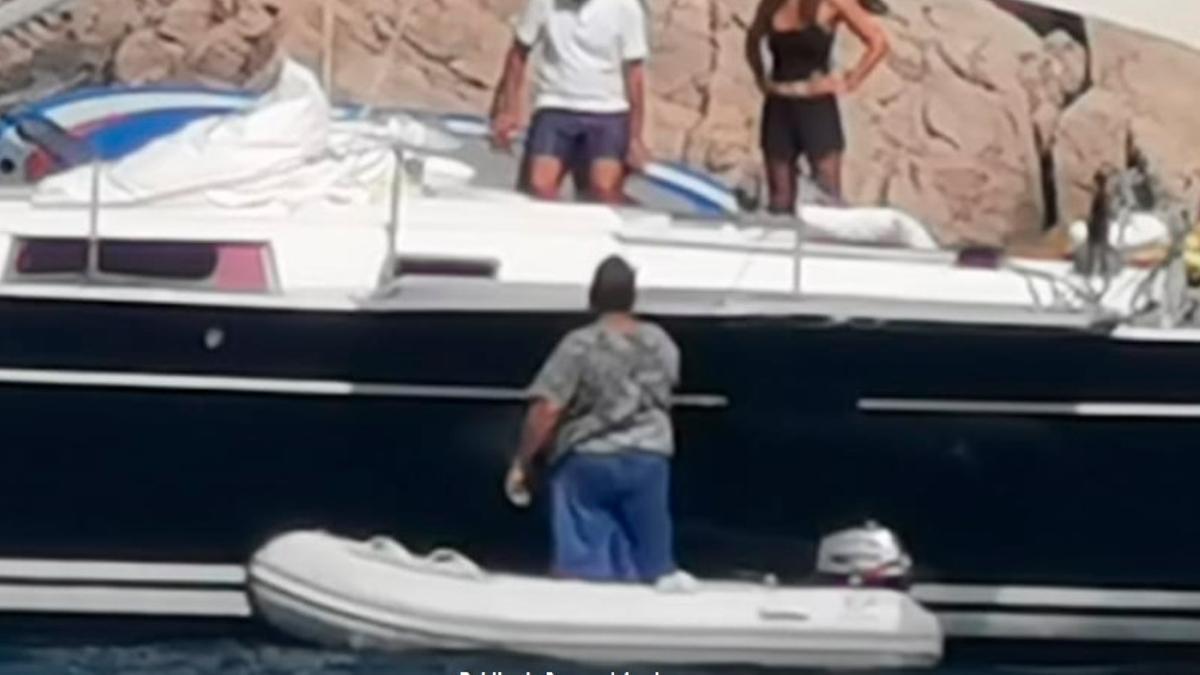 Imagen de archivo de Evaristo Soler hablando con la tripulacion de un velero en Porroig.