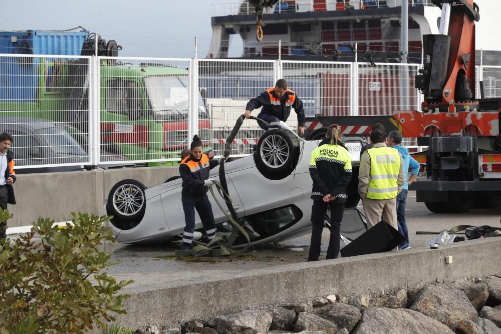 Retirada del coche que se pricipitó al agua en Vigo y en el que resultó herida grave un joven de 32 años