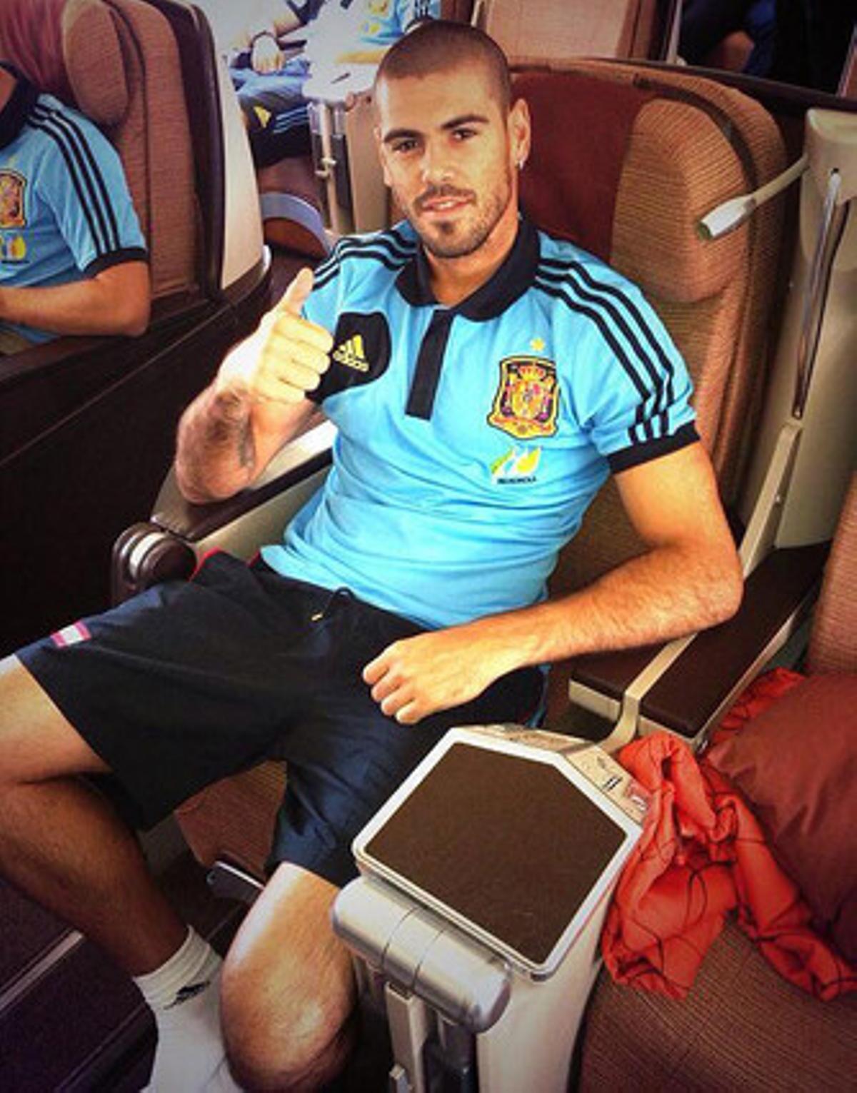 Valdés, a l’avió que ha traslladat ’la Roja’ a l’Equador. Valdés, a l’avió que ha traslladat ’la Roja’ a l’Equador.