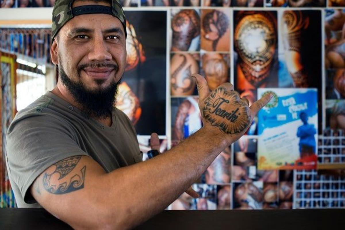 Clive Nicholas es un famoso tatuador de arte polinesio. Nacido en Rarotonga, es aquí donde tiene su estudio: Punanga Nui Markets.