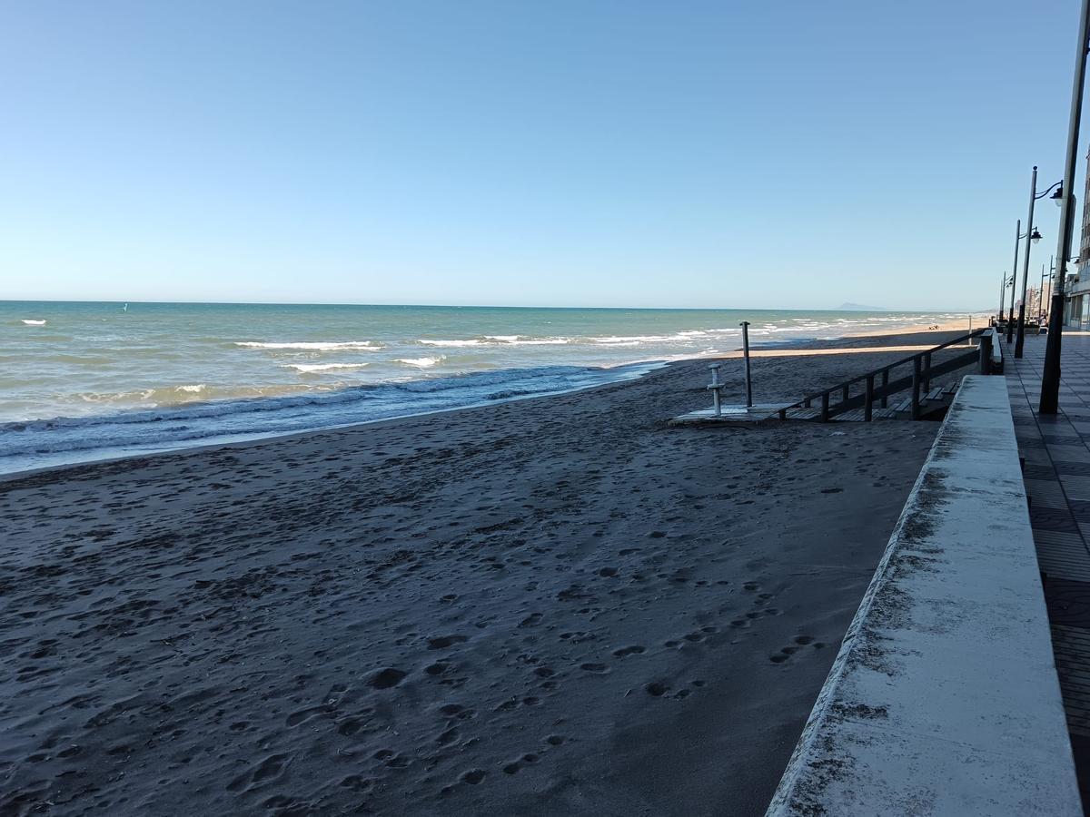 Un tramo de la playa del Perelló que recibirá aportaciones de arena entre mayo y junio, este miércoles.