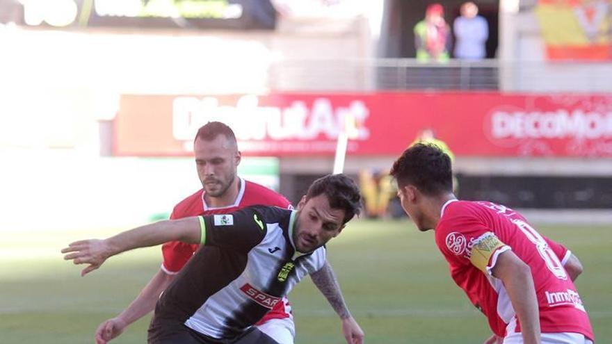 Chavero junto a los granas Santi Jara y Armando en el partido ante el Murcia en Nueva Condomina.