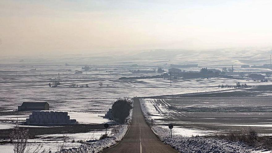 Carretera que une El Pego con Guarrate que todavía presenta gran cantidad de nieve acumulada en la cunetas.