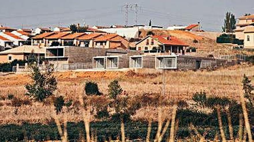 Vista del edificio desde la antigua carretera de León