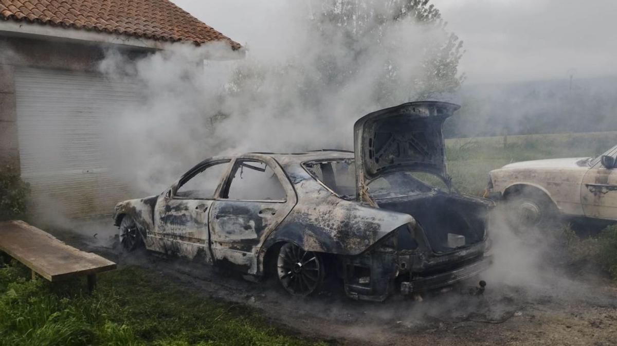 Arde un coche en la AP-53 y otro en una finca particular en Laro