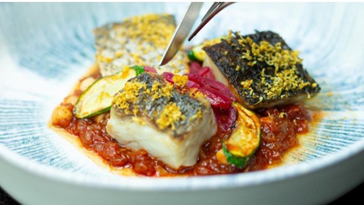 La corvina con guiso de bacalao y garbanzos del menú de mediodía del restaurante Blanc.
