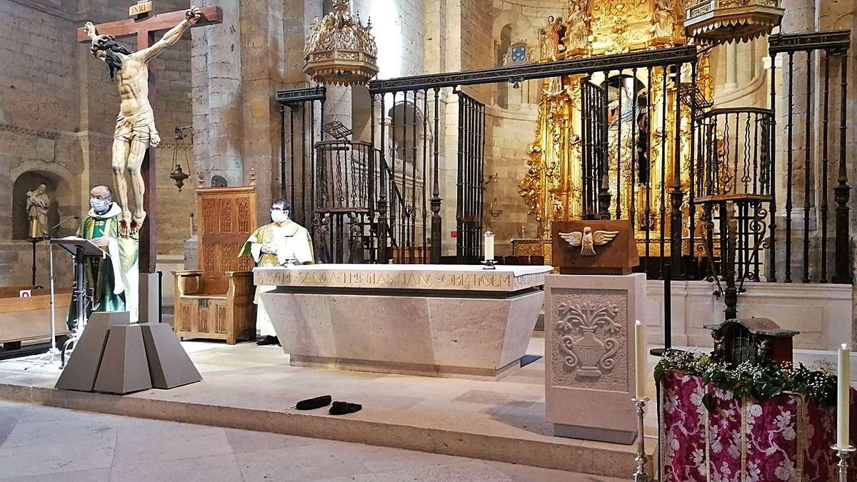 Los párrocos ofician la misa en la Colegiata durante la que la reliquia permaneció en el altar mayor | M. J. C.