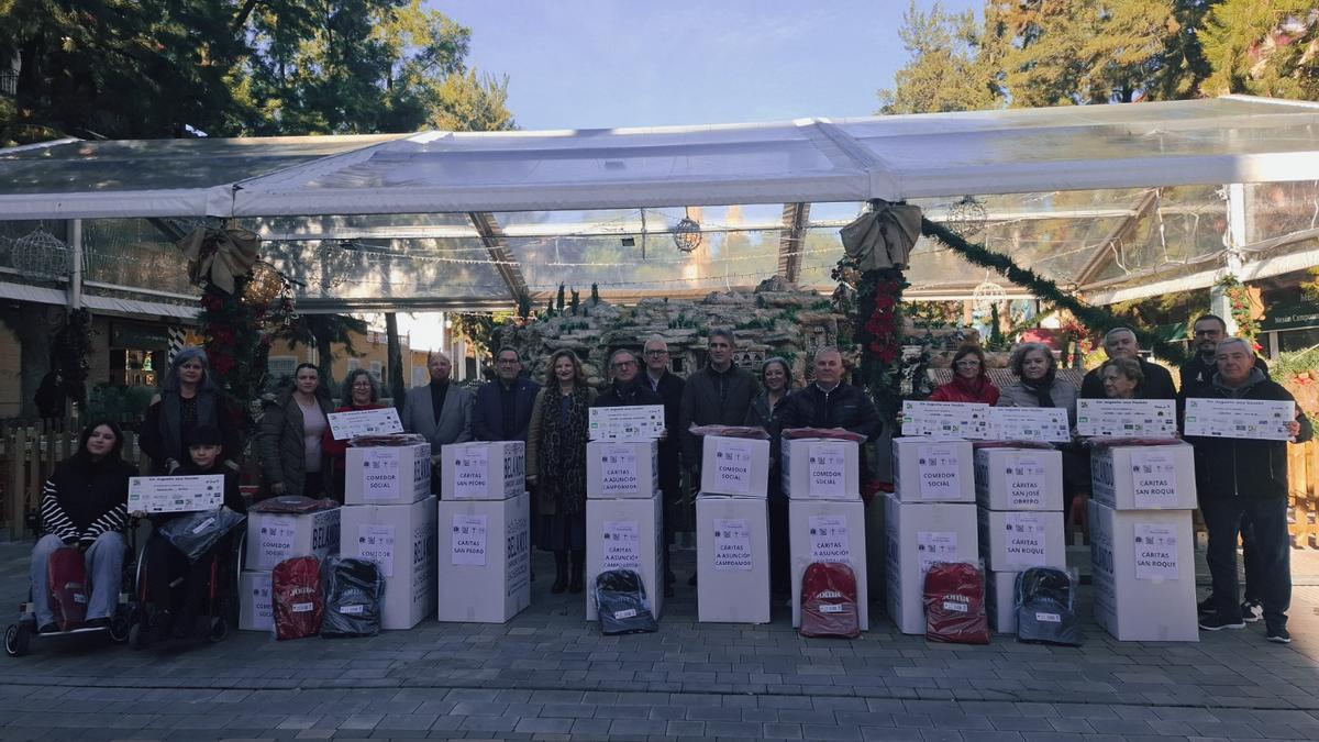Un momento de la entrega de los juguetes recaudados por el Hozono Global Jairis.