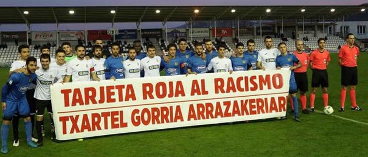 Los jugadores irundarras portarán esta pancarta en la previa del último partido.