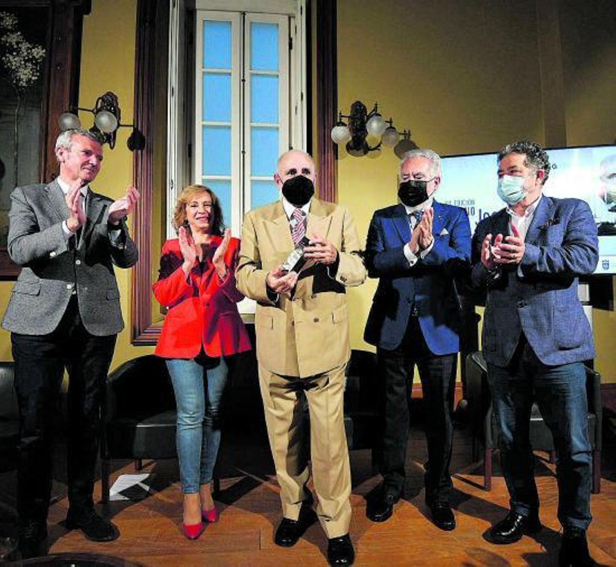 Alfonso Rueda, María Méndez, Javier Sánchez de Dios, Miguel Santalices y Miguel Fernández Lores, ayer, en la entrega del premio. | // G. SANTOS