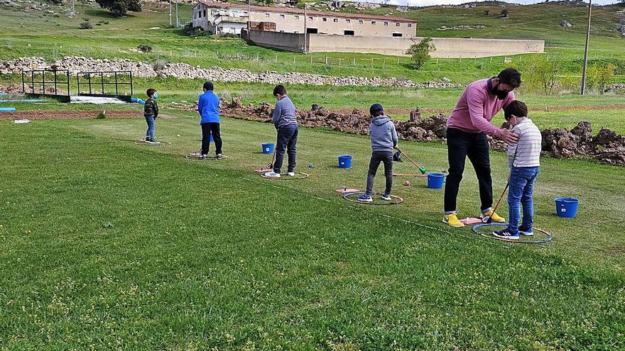 Los más pequeños se preparan para el golpeo. | Cedida