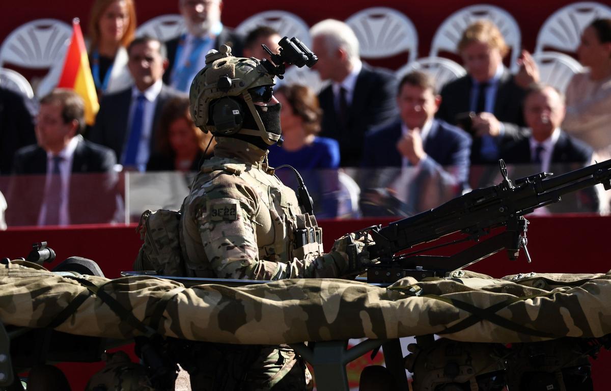 Un militar en un tanque del Ejército de Tierra durante el acto solemne de homenaje a la bandera nacional y desfile militar en el Día de la Hispanidad, a 12 de octubre de 2022, en Madrid (España).