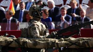 Un militar en un tanque del Ejército de Tierra durante el desfile militar en el Día de la Hispanidad, a 12 de octubre de 2022, en Madrid.