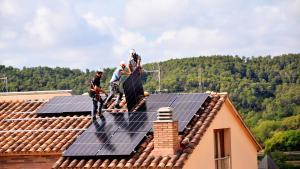 Instalar placas solares en la segunda residencia también aporta beneficios al domicilio habitual