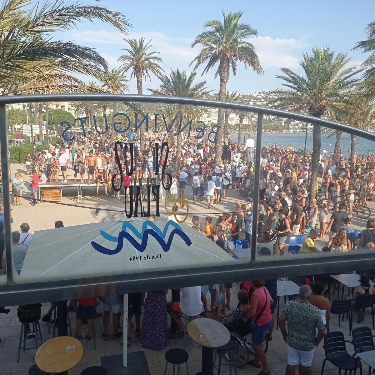 Dins o fora del local, el Si Us Plau és un lloc de trobada consolidat