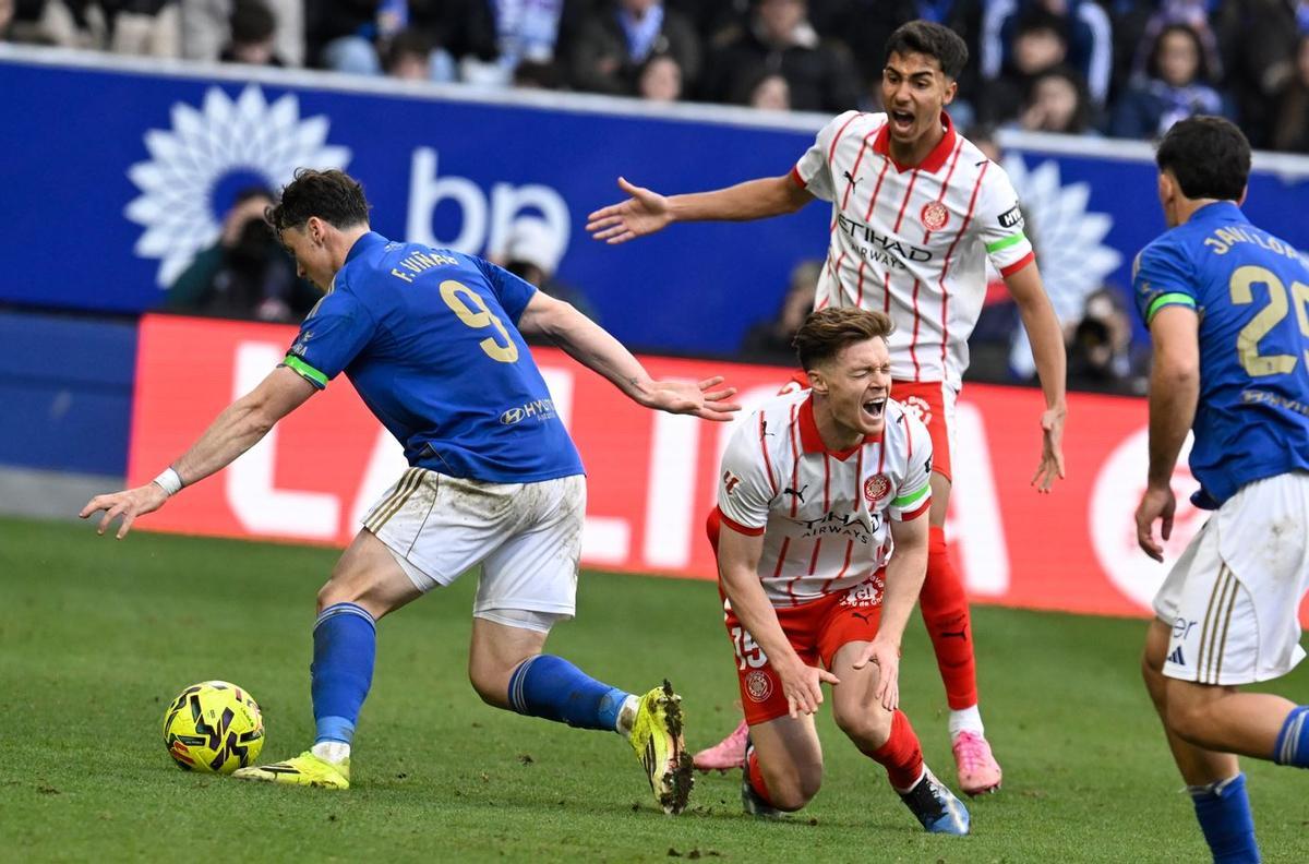 Tsygankov, queixant-se d’una falta.