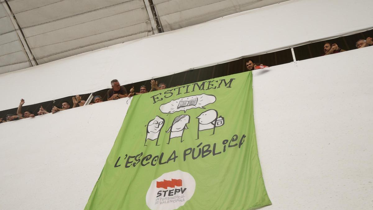 La reivindicación por la escuela pública llega al templo de la pilota en presencia de Pérez Llorca