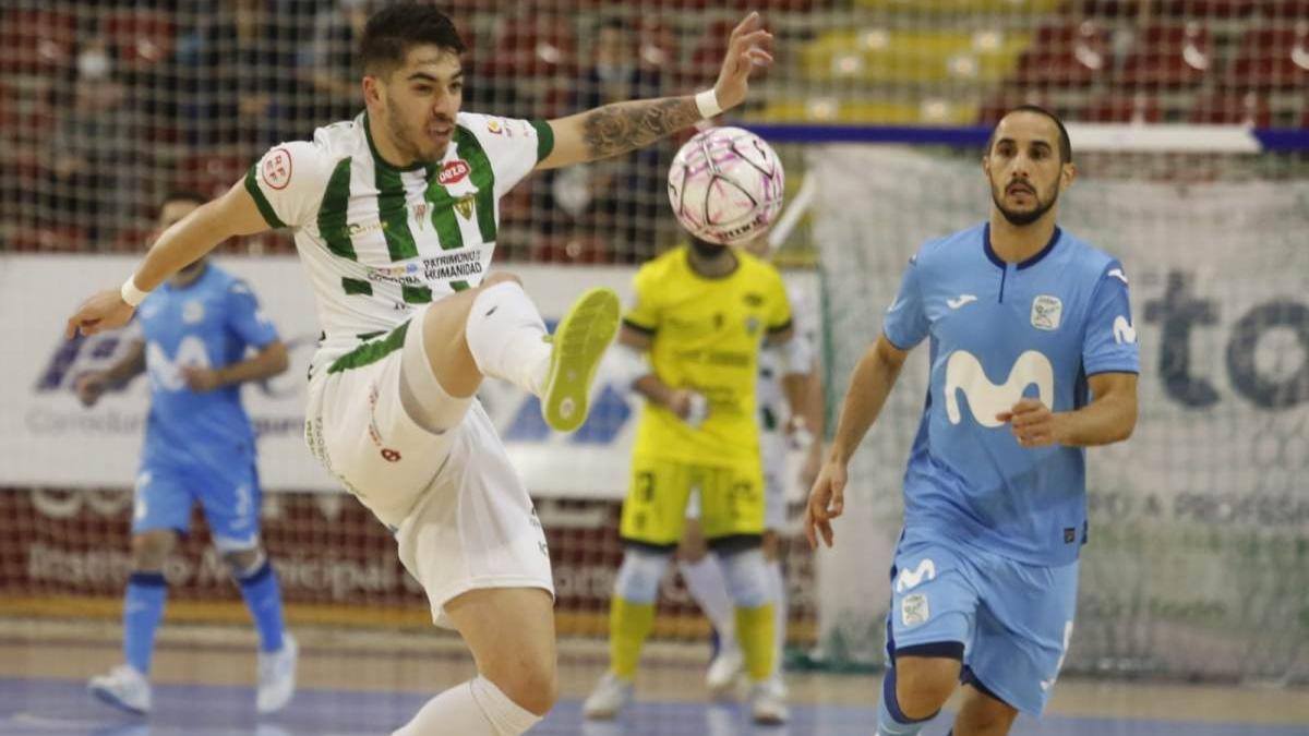 Perin golpea el balón ante Boyis en el último partido disputado por el Córdoba Futsal.