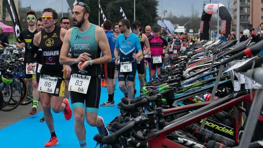 Los duatletas de categoría masculina, entrando en una de las zonas de transición ayer en Lugones (Siero).