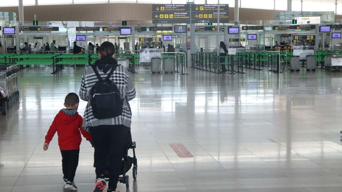 Pasajeros en el aeropuerto de El Prat, el 1 de abril.