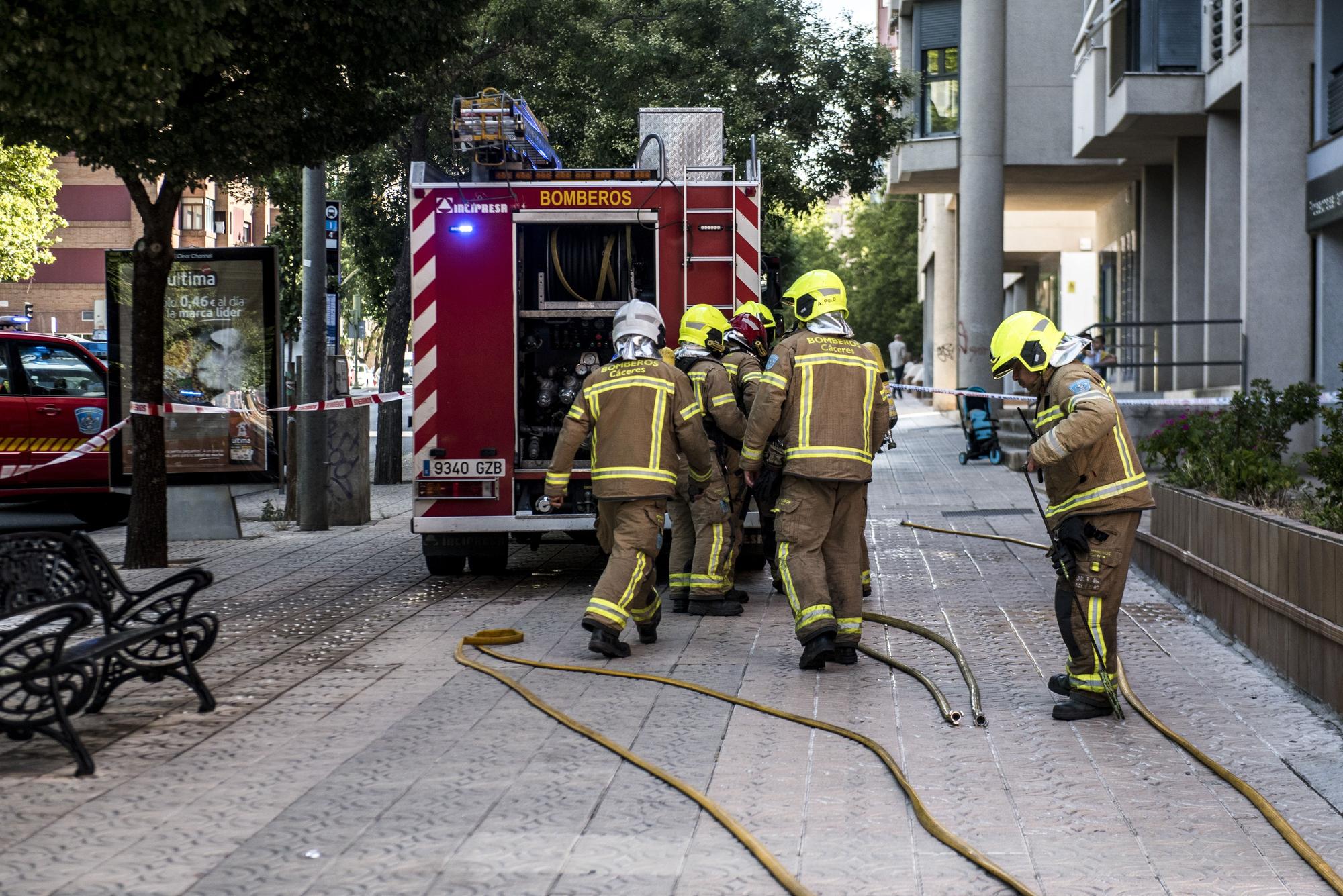 Aparatoso incendio en la avenida de Alemania en Cáceres