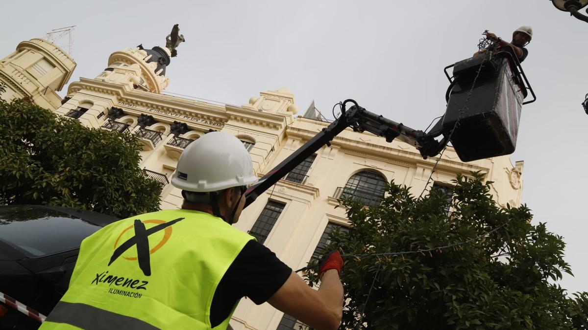 Ximénez Iluminación comienza a instalar las luces de Navidad en Córdoba.