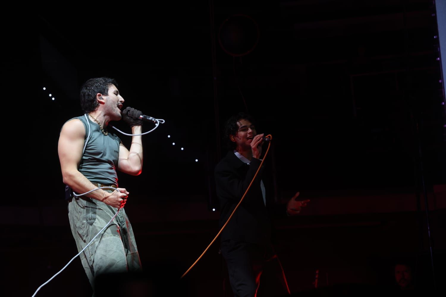 Sebastián Yatra se funde con el público y sus 'Tacones Rojos' pone en pie al Roig Arena