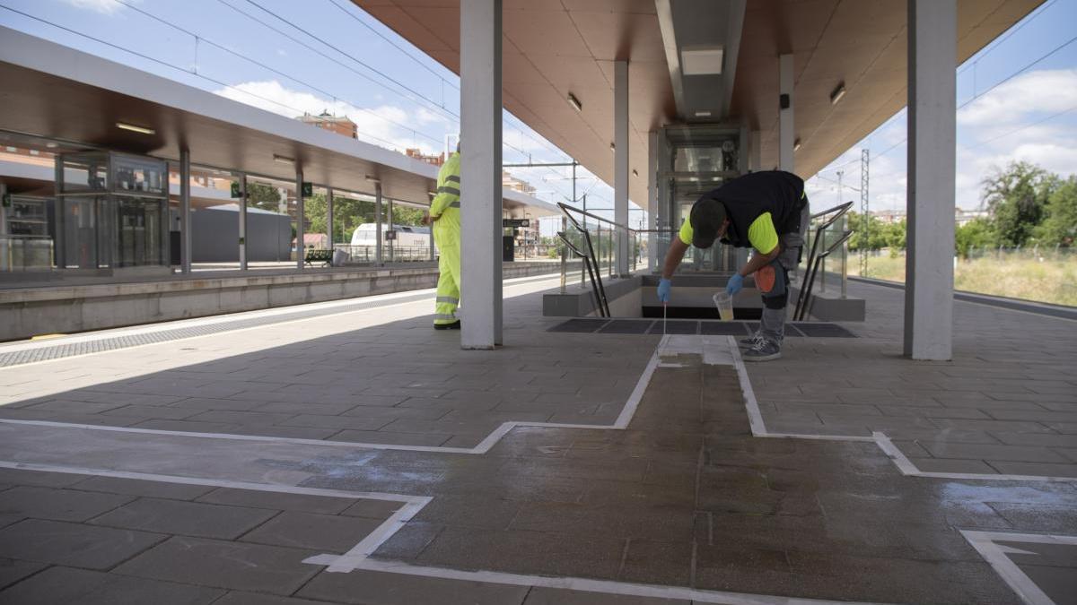 Estación de tren de Zamora durante la colocación de pasos para invidentes.