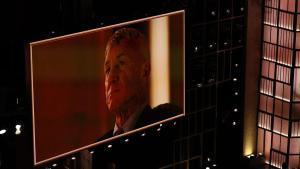 Una foto del actor Sean Penn se muestra en pantalla tras ganar el actor el Oscar a mejor actor de reparto por su papel en Una batalla tras otra.