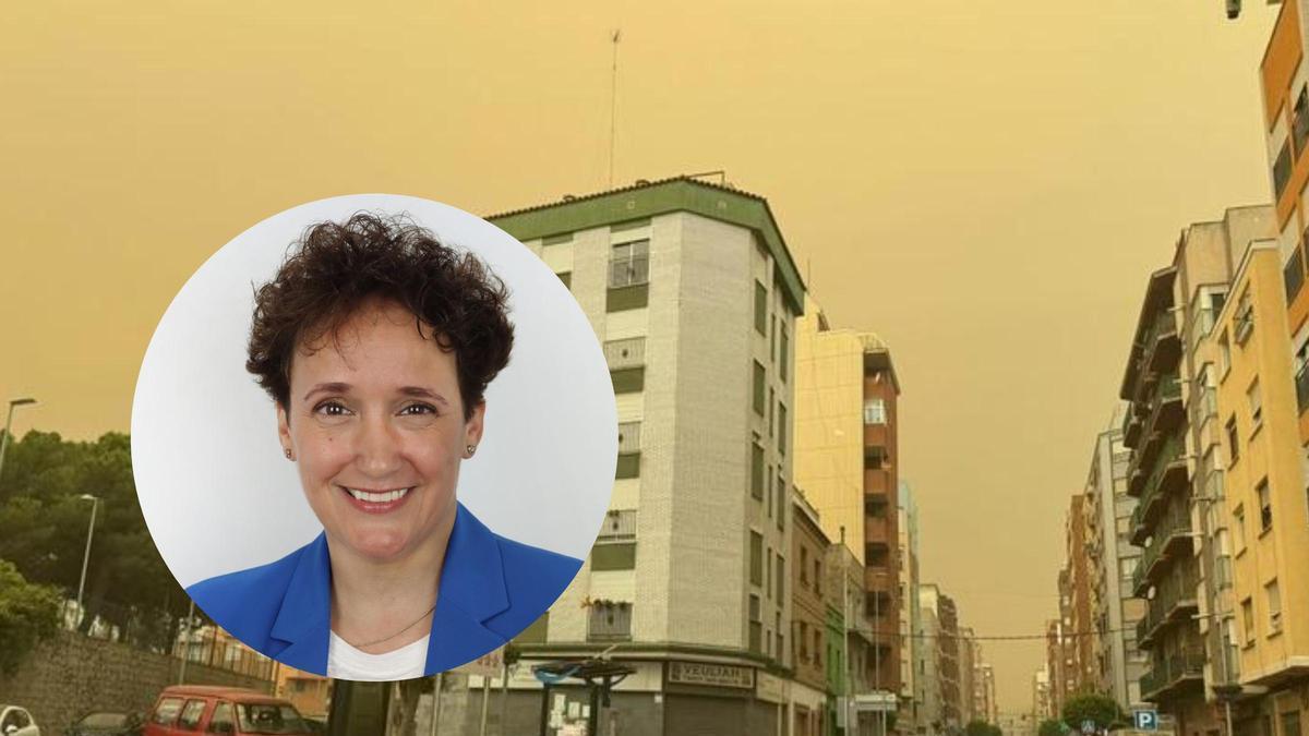 La alcaldesa de Onda, Carmina Ballester, junto a una imagen de la localidad cubierta del humo del incendio, esta semana.