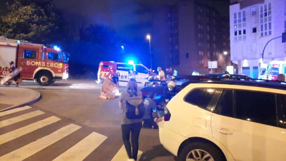 Aparatoso accidente entre dos coches en Gijón