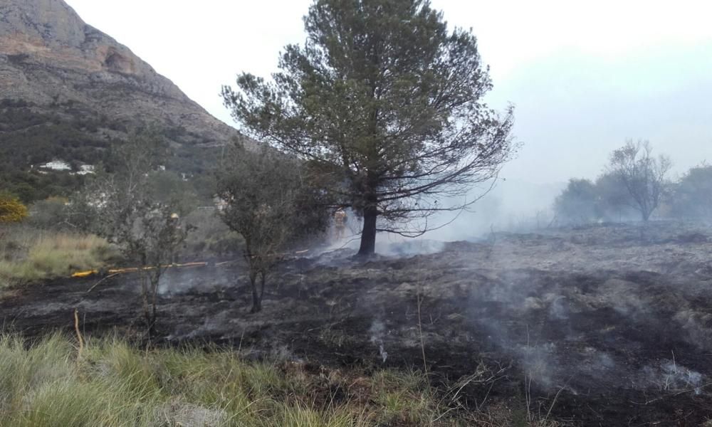 Un coche se incendia y provoca un fuego forestal en Xàbia