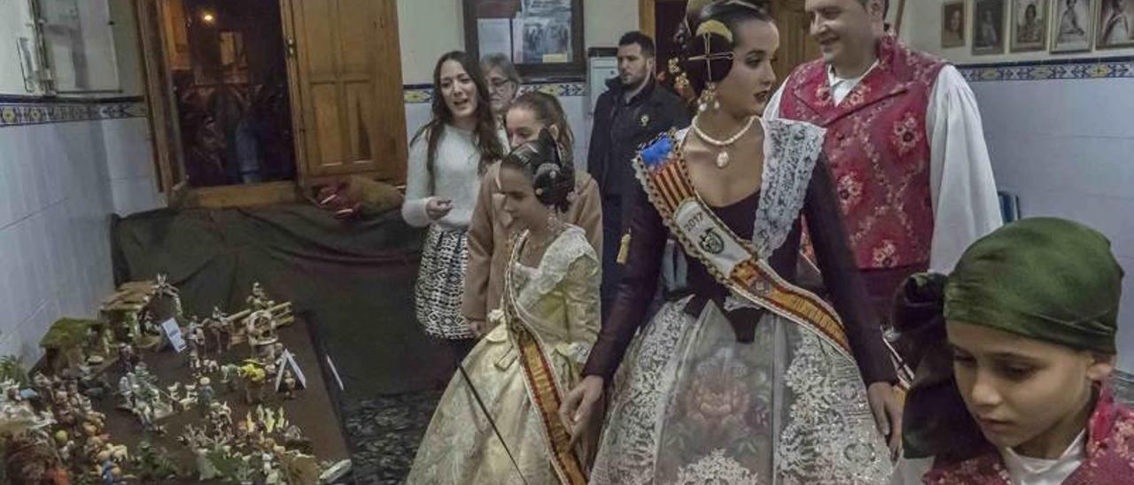 Un momento de la inauguración de la muestra de la comisión del Port de Sagunt.